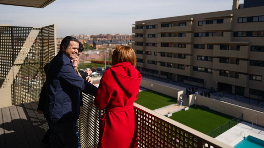 El consejero Rodrigo en la entrega de llaves del Plan Vive en Alcorcón