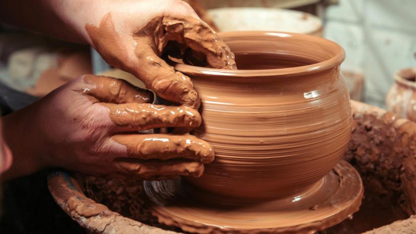 Manos realizando artesanía 