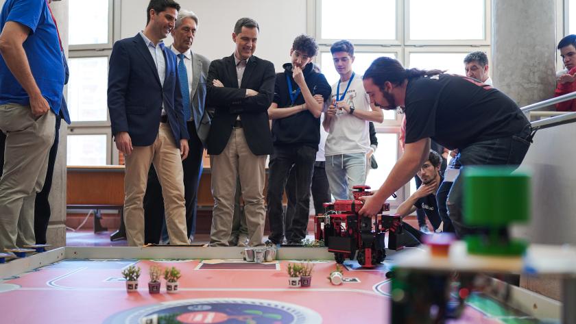 Emilio Viciana observa algunos de los proyectos de la competición de robótica Eurobot Spain
