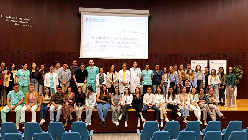 Jóvenes sentados y de pie en un salón de actos 