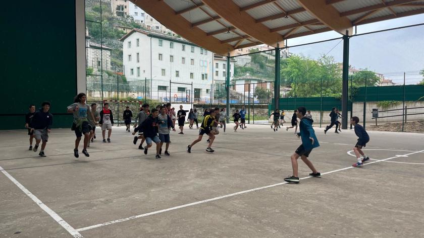 chicos-as_jugando_en_polideportivo