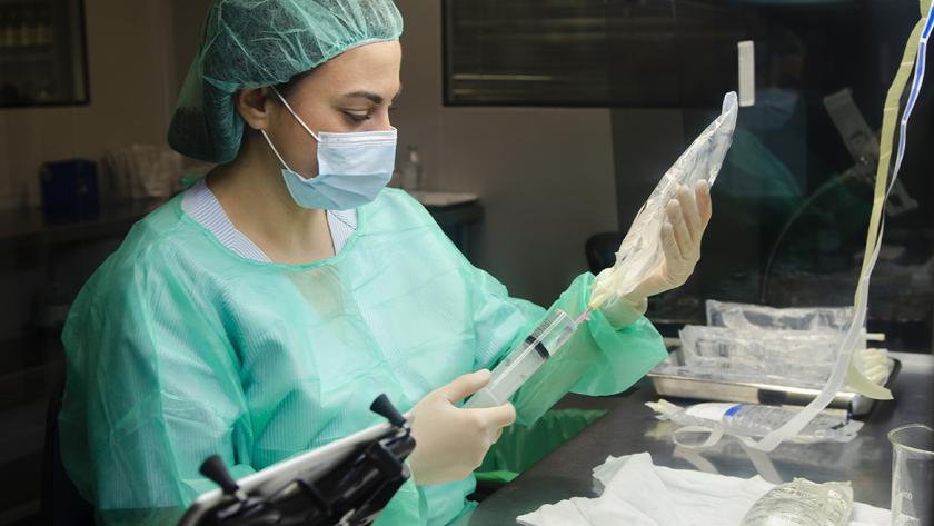 Profesional prepara medicación en el Servicio de Farmacia