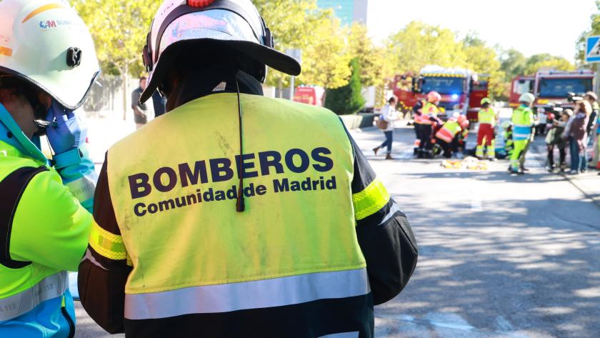 Imagen del mando sanitario y del mando de Bomberos en el simulacro de Alcobdendas