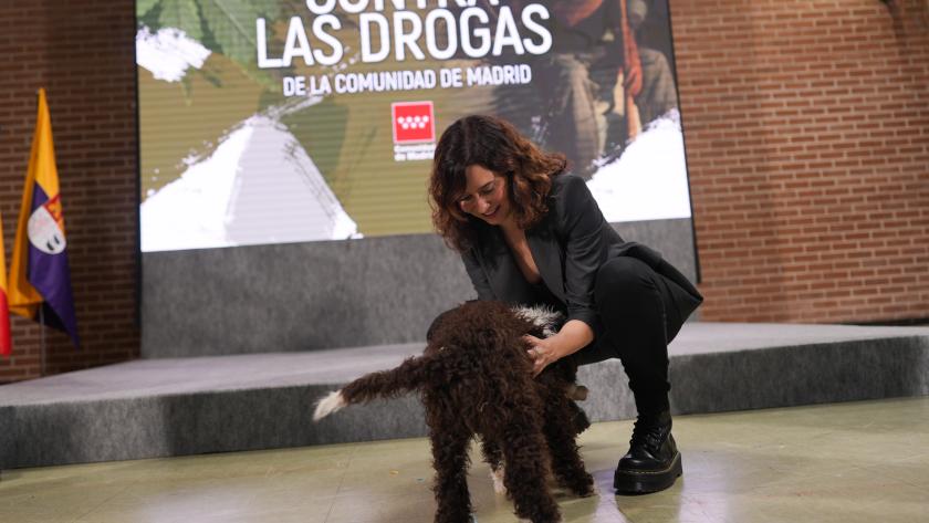 La presidenta durante el acto con un perro