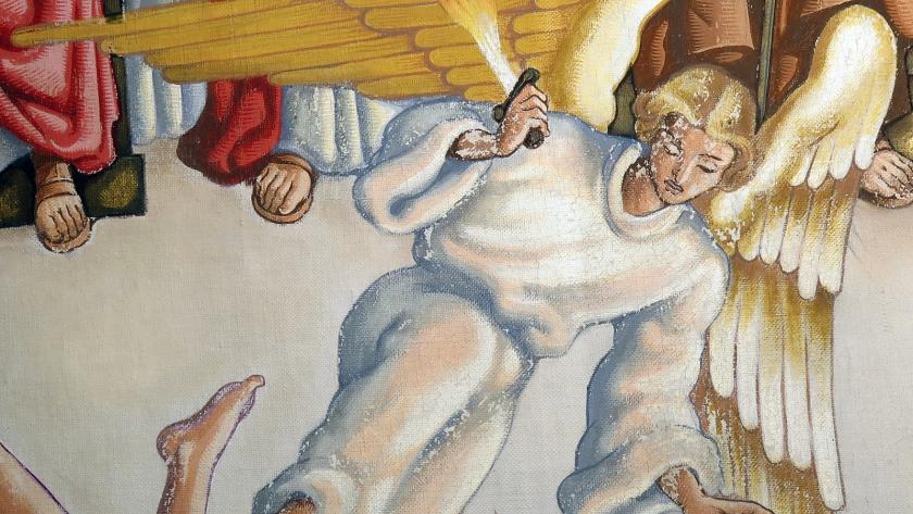 detalle pintura mural con personaje alado vistiendo túnica y portando espada de fuego