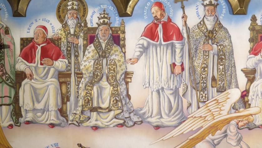 pintura mural con cinco personajes masculinos representados frontalmente y con vestimentas eclesiásticas, dos de ellos sentados