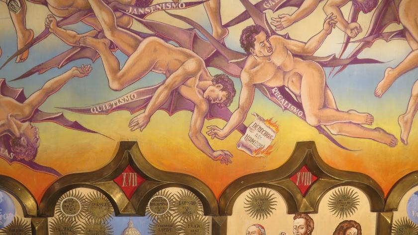 pintura mural con cinco personajes masculinos alados y una moldura dorada que enmarca cuatro paneles pictóricos en la parte inferior