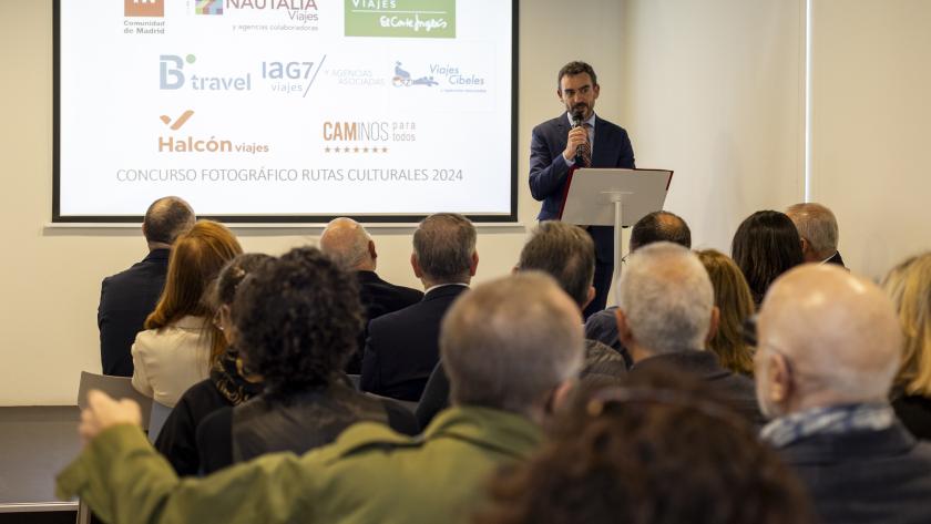 hombre hablando desde un atril con micrófono