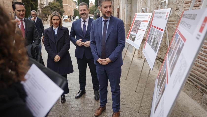Los consejeros Miguel Ángel García Martín y Mariano de Paco Serrano en los históricos pórticos de la sede judicial de Alcalá de Henares