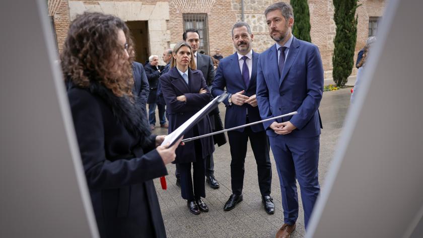 Los consejeros Miguel Ángel García Martín y Mariano de Paco Serrano en los históricos pórticos de la sede judicial de Alcalá de Henares