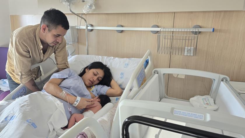 Foto de una recién nacida con sus padres