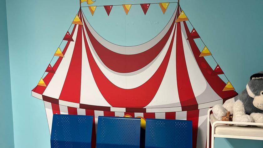 Sala de Pediatría del Centro de Salud Canillejas con ilustraciones sobre el circo