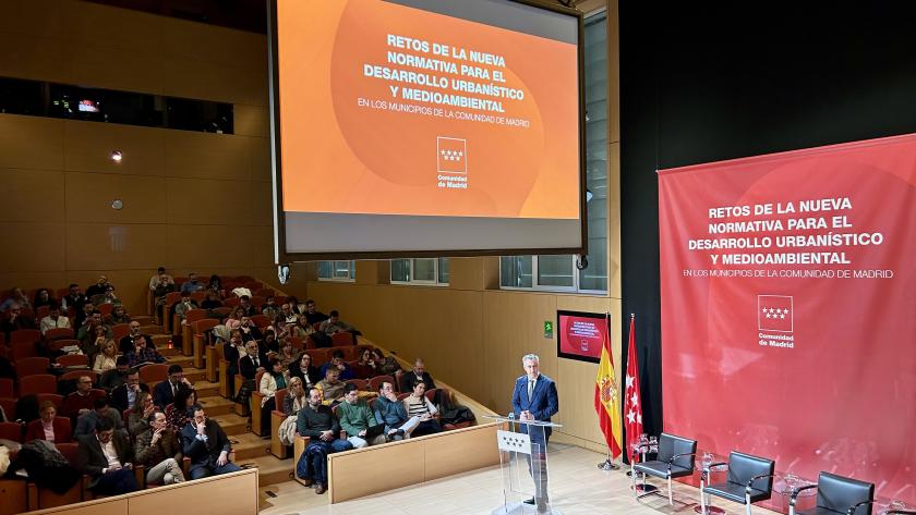 El consejero Carlos Novillo en una jornada de la Federación de Municipios de Madrid