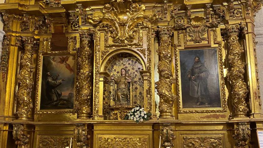 reablo dorado con tres cuerpos y columnas salomónicas, presenta tres pinturas y una escultra central