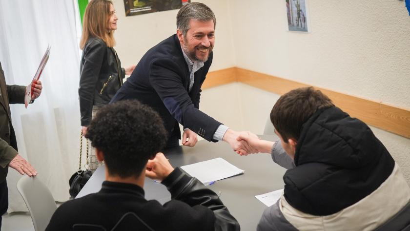 El consejero Miguel Ángel García Martín durante su visita al Centro de Día Donoso Cortes
