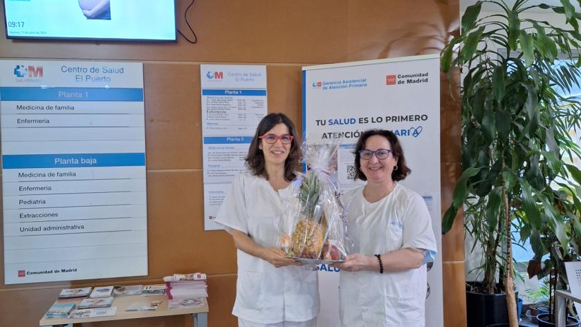 profesionales del centro de salud con las cestas de frutas enviadas por el ayuntamiento