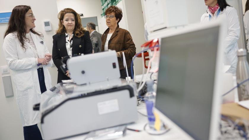 La consejera Fátima Matute durante su visita al Laboratorio de Cribado Neonatal del Hospital Gregorio Marañón