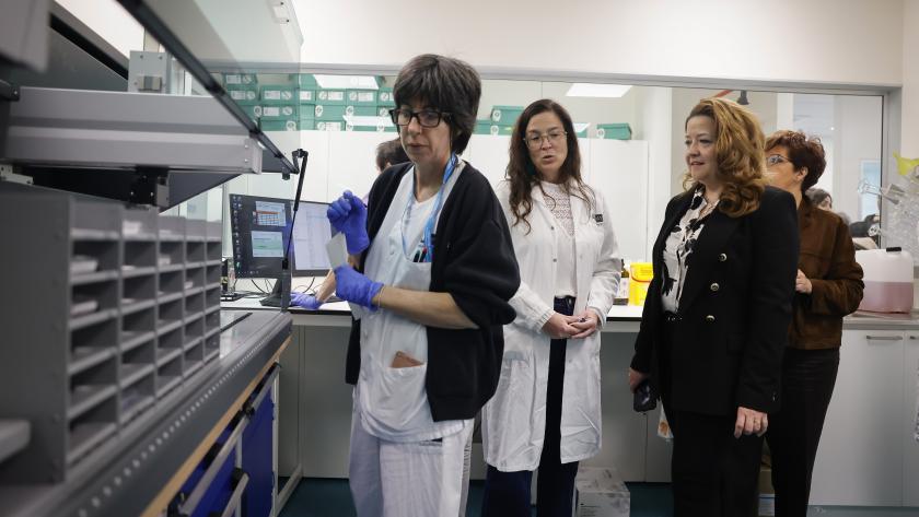 La consejera Fátima Matute durante su visita al Laboratorio de Cribado Neonatal del Hospital Gregorio Marañón