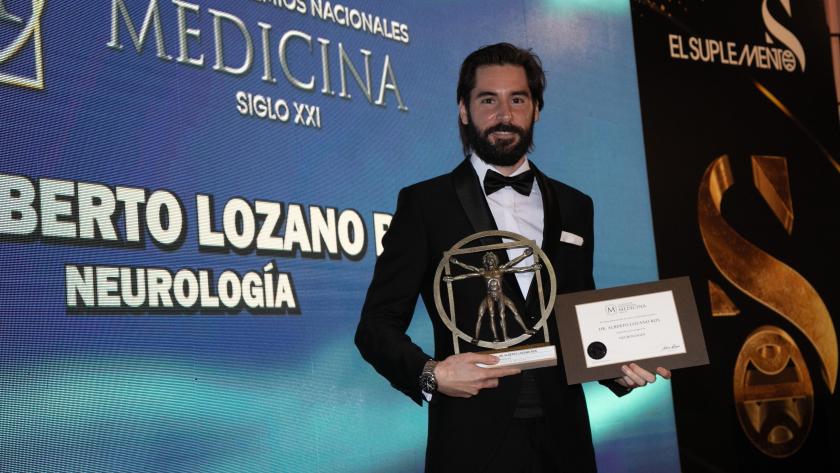 Alberto Lozano recogiendo el premio