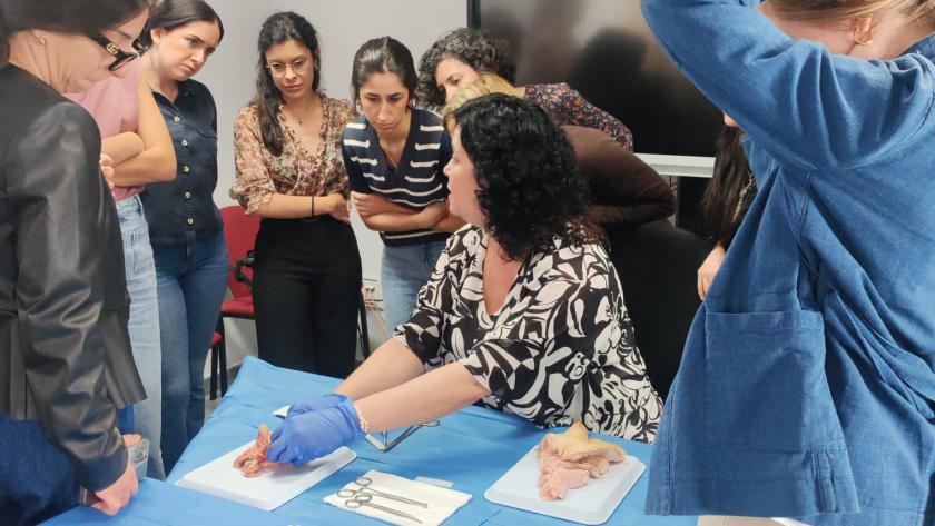 Alumnos del curso escuchando a la docente, la ginecóloga Ildemis Pérez