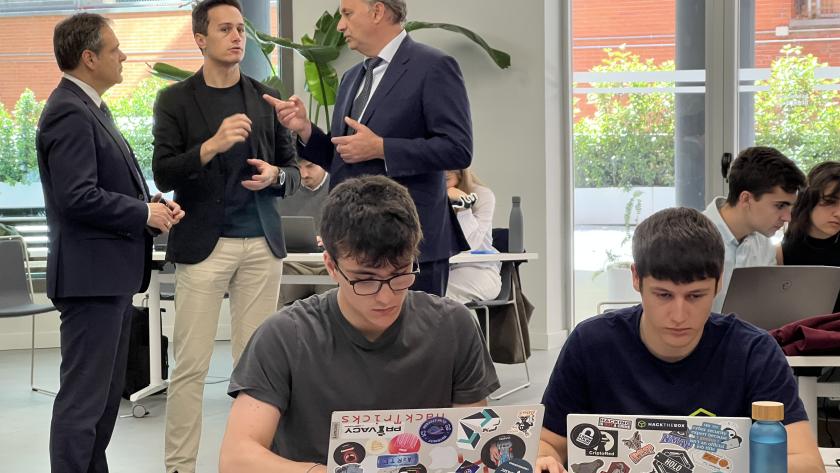 El consejero Miguel López-Valverde durante el I Hackathon