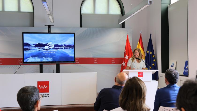 La consejera Ana Dávila con los participantes del Desafío SantaLucía Seniors 2025