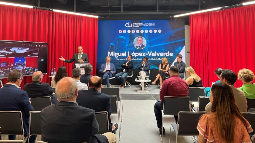El consejero Miguel López-Valverde en la presentación de La Alianza para la Innovación Urbana