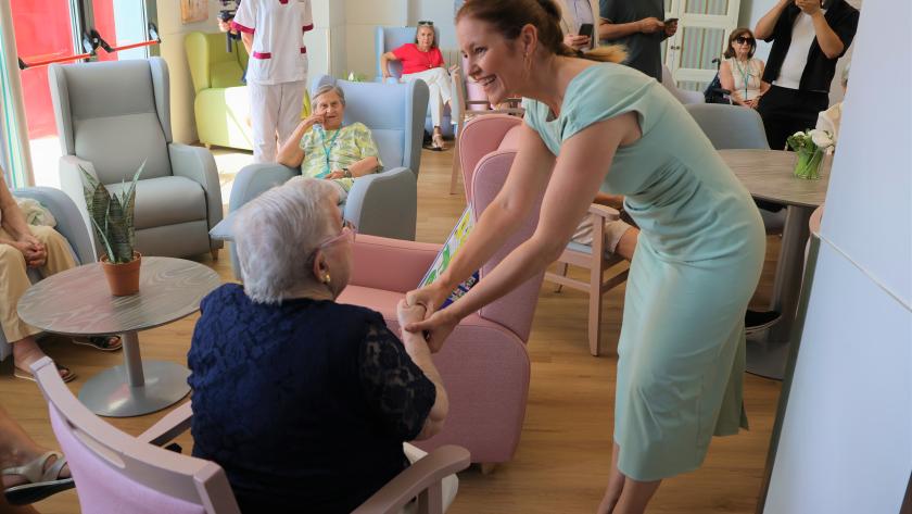 La consejera Ana Dávila durante su visita a la nueva Residencia de Mayores Vitalia Majadahonda