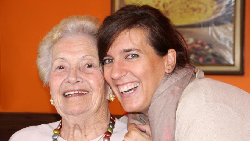 Mujer joven y mujer mayor sonriendo