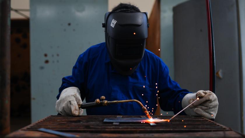 Hombre trabajando en una fábrica