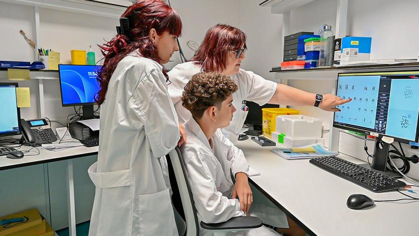 Dos alumnos aprenden ciencia en un laboratorio junto a un sanitario