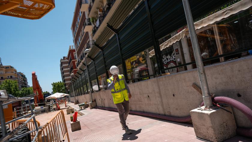 pantallas de protección en el Paseo de las Delicias por obras de Metro