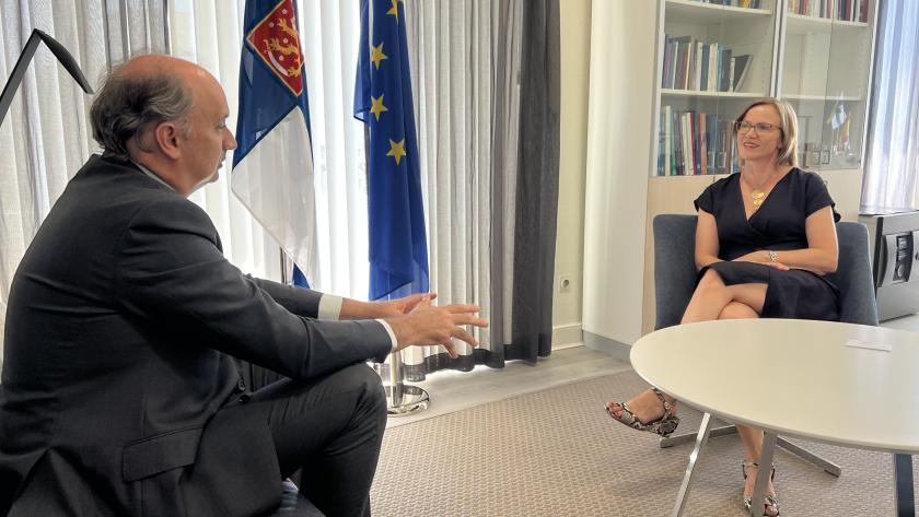 El consejero Miguel López-Valverde con la embajadora de Finlandia en España Sari Rautio