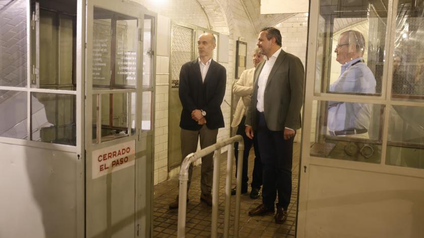 El consejero Jorge Rodrigo durante su visita a la antigua estación de Metro de Chamberí