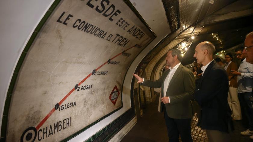 El consejero Jorge Rodrigo durante su visita a la antigua estación de Metro de Chamberí