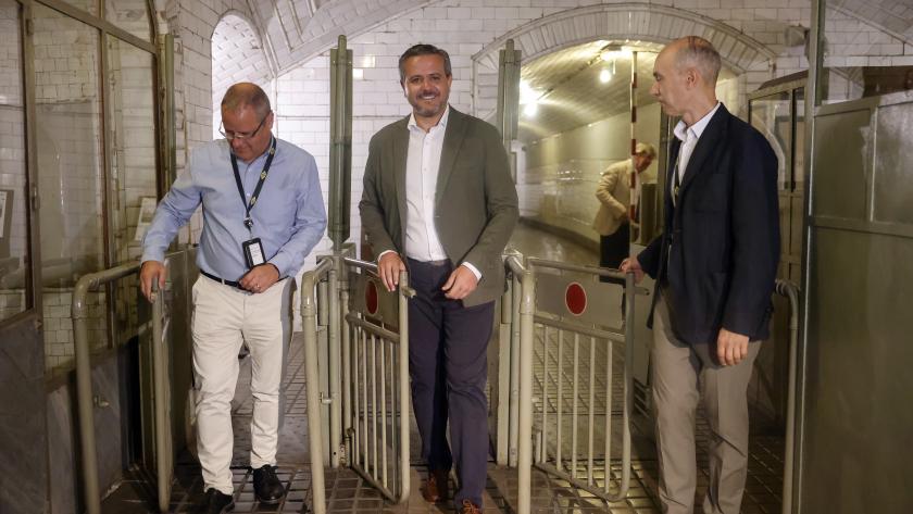 El consejero Jorge Rodrigo durante su visita a la antigua estación de Metro de Chamberí
