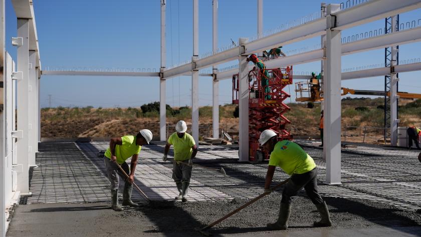 hombres trabajando en la obra