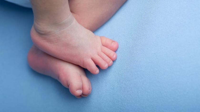 pies de bebé recién nacido