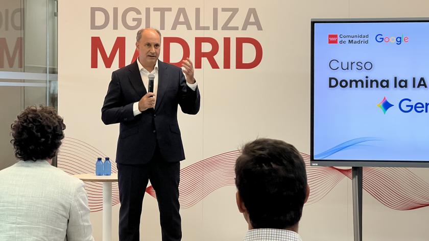 El consejero Miguel López-Valverde durante la presentación del nuevo curso gratuito de Inteligencia Artificial