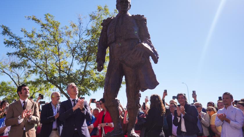 Carlos Novillo en el descubrimiento de la escultura en honor de Antoñete en Las Ventas
