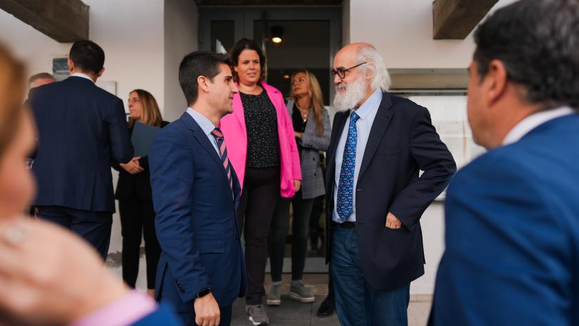 El consejero Emilio Viciana durante la firma del protocolo 