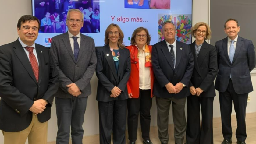 Miembros del tribunal con el flamante catedrático Julio Ancochea