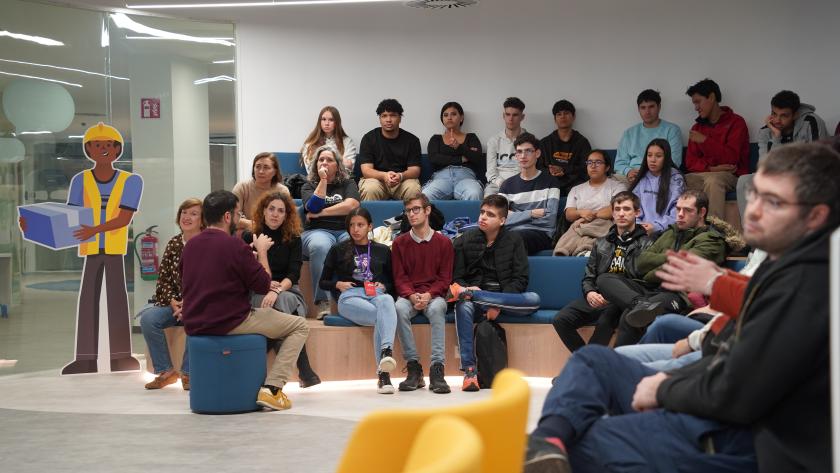 Auditorio con personas Escuela Salud y Bienestar