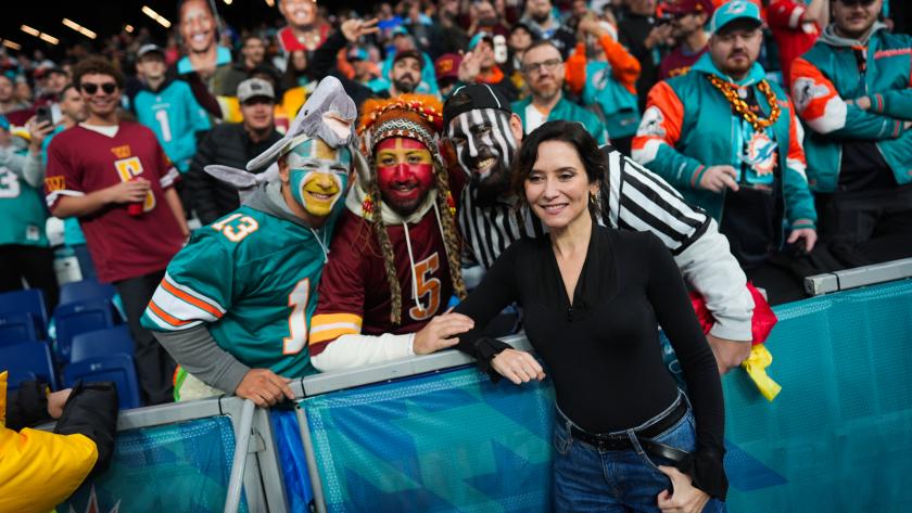 Díaz Ayuso asiste al primer partido oficial de la NFL en España entre los Miami Dolphins y los Washington Commanders La presidenta Isabel Díaz Ayuso