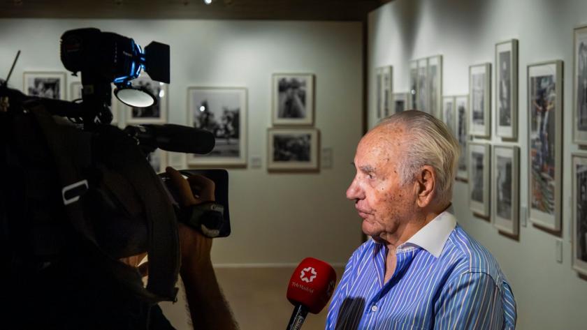 Un reportero entrevistando al fotógrafo Gianni Ferrari