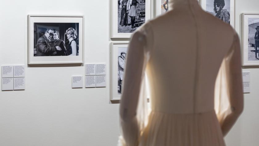 Maniquí de espaldas en primer plano y al fondo fotografías