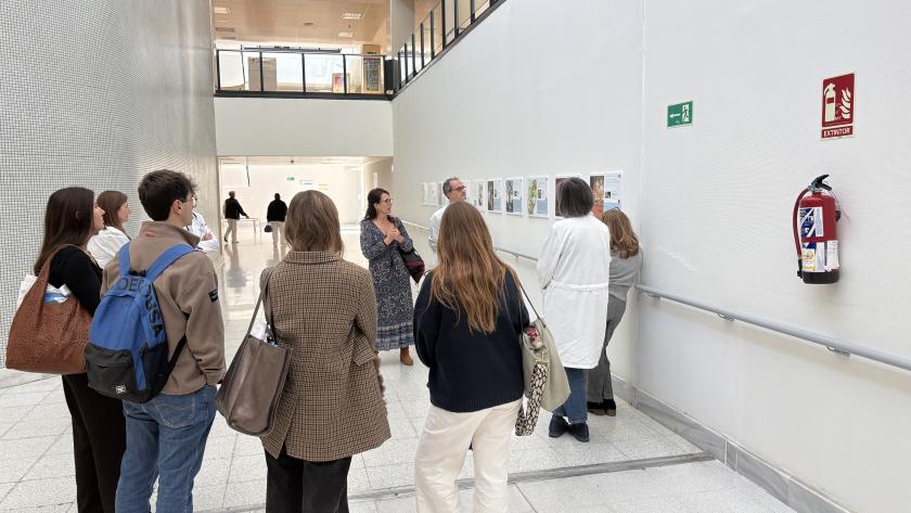 Grupo de personas visita la exposición