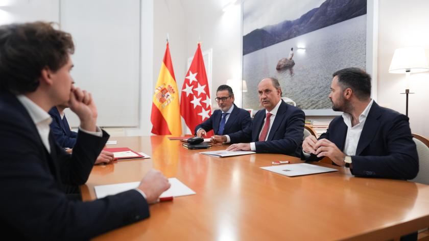 El consejero Miguel López Valverde con la startup francesa Mistral