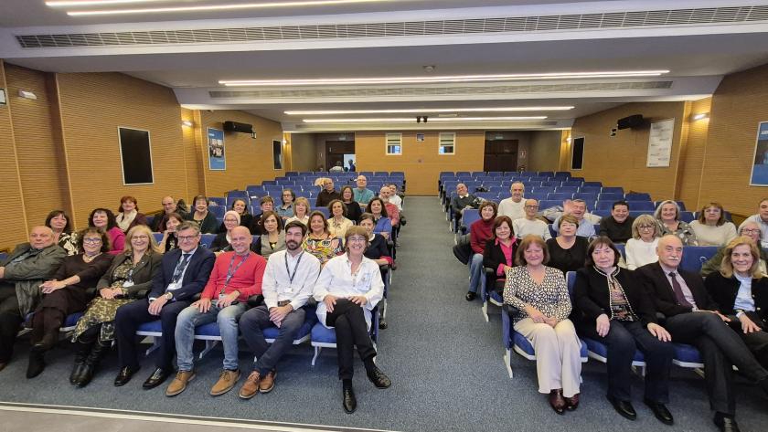Foto de familia de profesionales de Gestión y Servicios jubilados en 2025