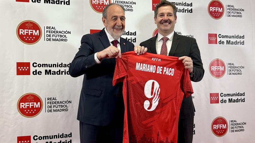 El consejero Mariano de Paco Serrano durante la visita a las instalaciones